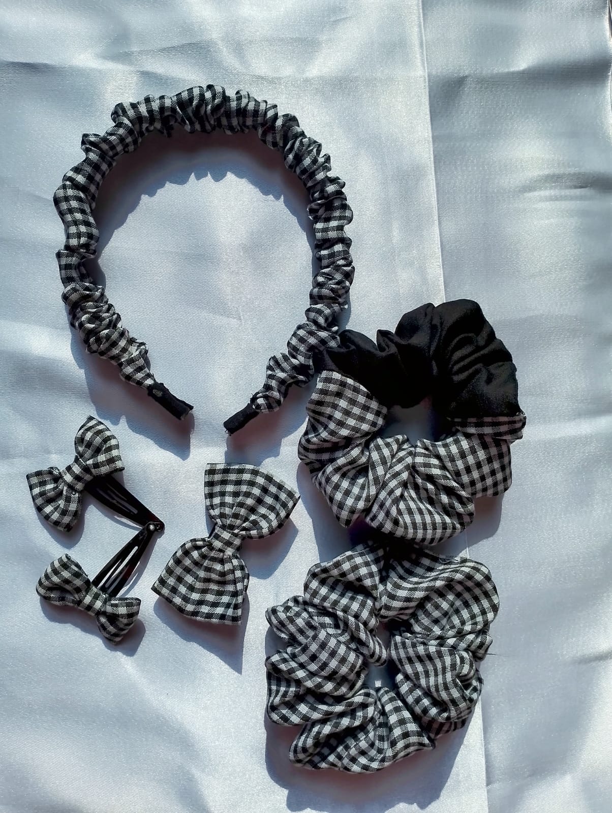 Black and White hair accessories combo | Scrunchies | Hairband | Small and  large Bow clips - Scoop My Art | Schmuck-Sets