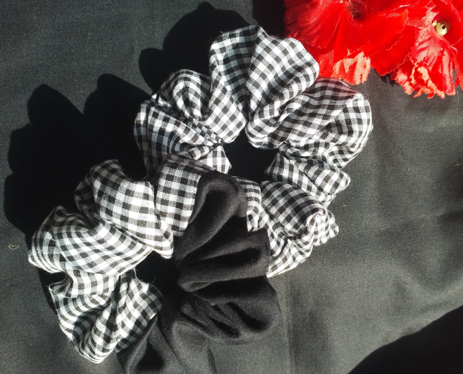 Black and Scoop Scrunchies Art | My combo Hairband | Bow hair Small accessories and White large - clips 