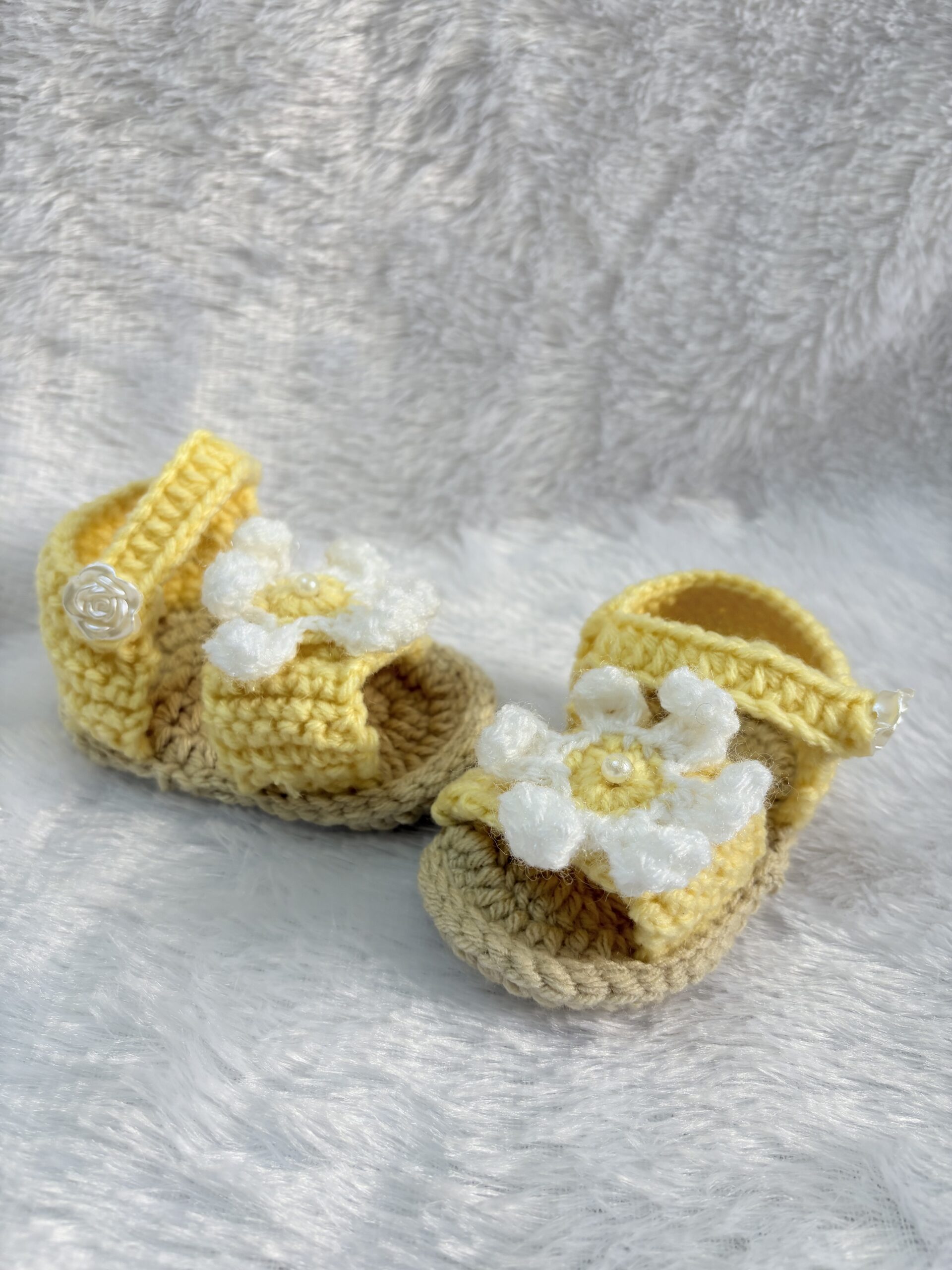 Crochet baby girl summer sandals with flower