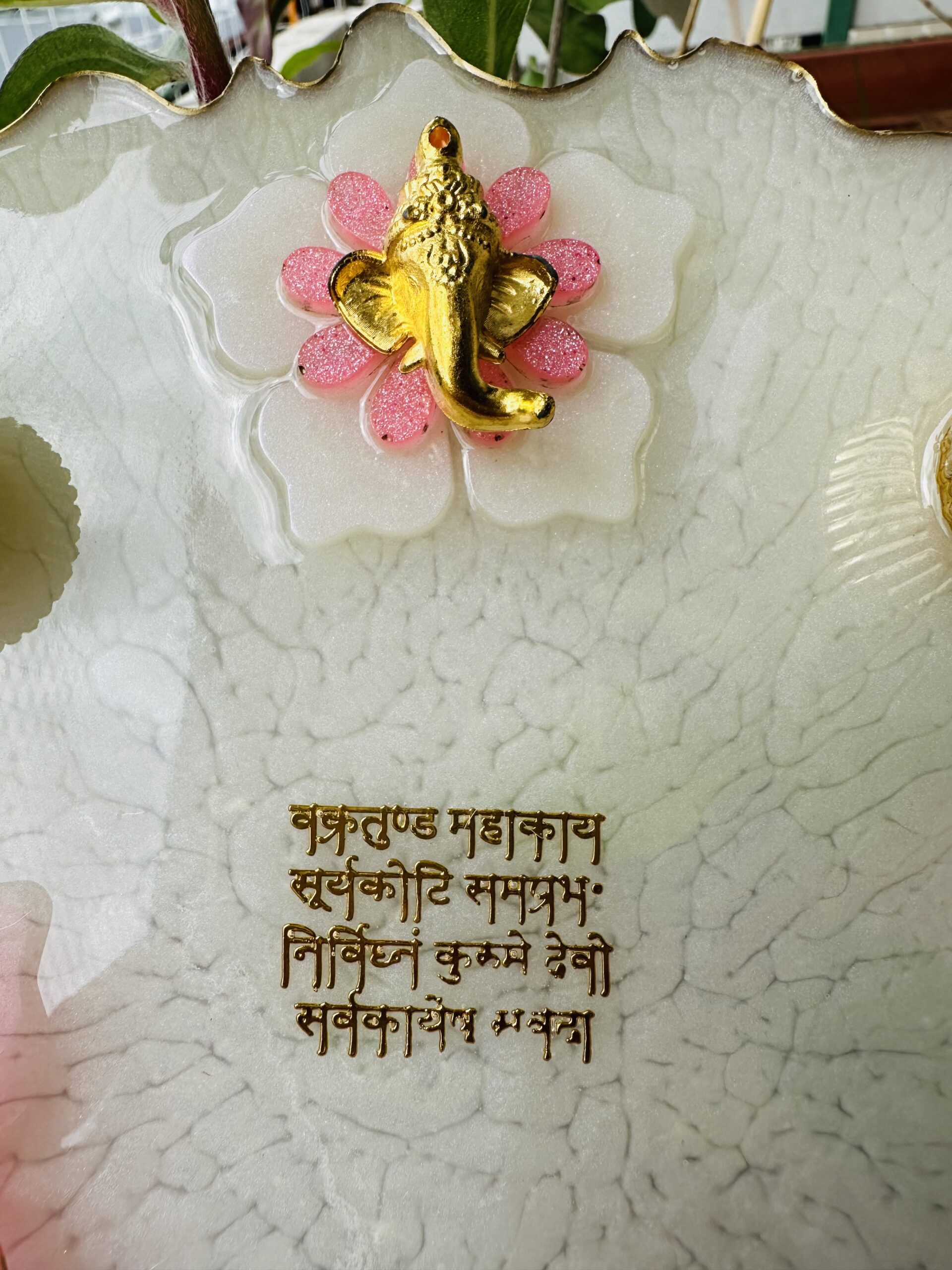 Customizable Resin Pooja Thali | Floral Design with Ganpati & Sanskrit Mantra (8 Inches) - Image 3